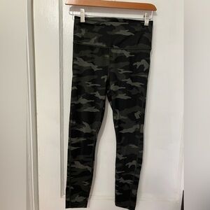Athleta Ultimate 7/8 tights Black and Green Camouflage XS